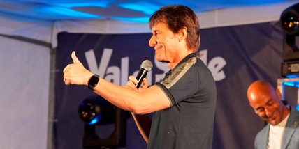 Conte, i tifosi Napoli cantano "Chi non salta juventino è": lui reagisce così