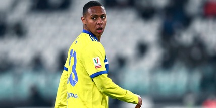 Aké lascia la Juve a titolo definitivo: ufficiale il ritorno in Svizzera