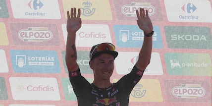 Roglic si accende: tappa e maglia rossa