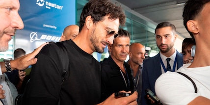 Hummels a Fiumicino travolto dall'entusiasmo dei tifosi Roma