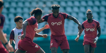 Torino, la carica dei tifosi all'allenamento: cori per Vanoli, contestazione Cairo