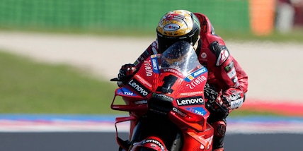 Bagnaia fa il record della pista e si prende la pole al GP dell'Emilia Romagna