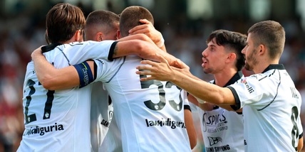 Spezia, poker e secondo posto: show fratelli Esposito. Tris Bari, Mantova ok