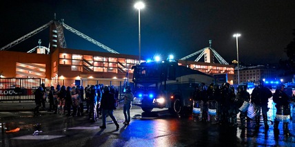 Genoa-Samp, feriti tifosi e forze dell'ordine: caos prima e dopo il derby