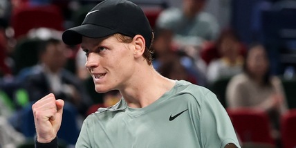 Sinner vince in rimonta e vola agli ottavi a Shanghai. Arnaldi eliminato