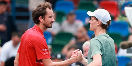 Sinner in semifinale a Shanghai! Travolto Medvedev: è una vittoria da record