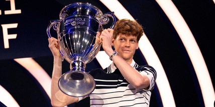 Sinner alza la Coppa di numero 1 del tennis e ammette: "Non l'avrei mai pensato"