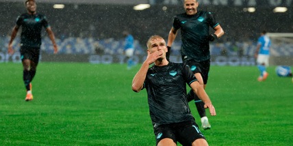 Isaksen, magia al Maradona! Lazio batte Napoli, Conte perde la vetta, Atalanta prima