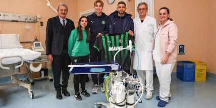 Il Sassuolo in visita al reparto di pediatria dell’ospedale della città