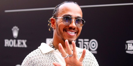 Hamilton compie 40 anni: torta Ferrari e auguri per Lewis
