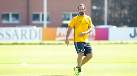 Juventus, domani a Londra la prima di Dani Alves e Higuain