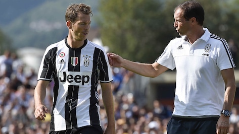 La Juventus punisce Lichtsteiner: fuori dalla lista Uefa