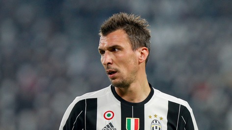 Juventus, Mandzukic in campo con tutore alla mano: infrazione ossea