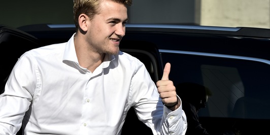 Juventus, 200 tifosi accolgono De Ligt al J-Medical