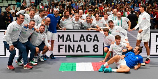 Coppa Davis, l'Italia che non c'era canta Malaga e vola