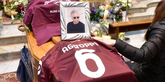 La colomba di Aldo Agroppi: folla a Piombino per i funerali