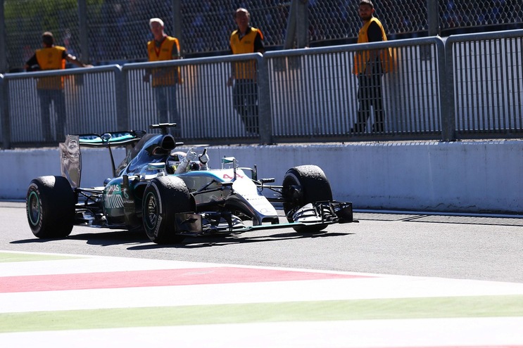 F1, Mercedes: Hamilton, possibile penalità per pressione gomme