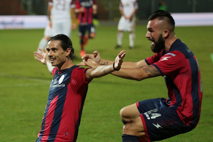 Crotone, ciclone Stoian: è primo con il Cagliari