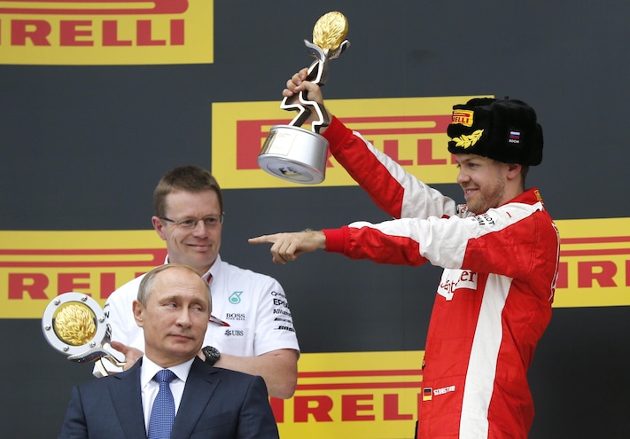 F1, Sochi: Putin sul podio si congratula con i piloti