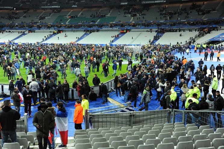 Parigi, un kamikaze aveva il biglietto per lo stadio