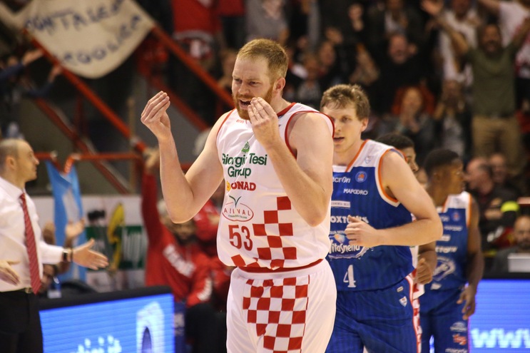 Pistoia, prima all'overtime, Virtus ultima da sola