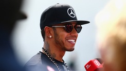 Lewis Hamilton con occhiali Marcolin