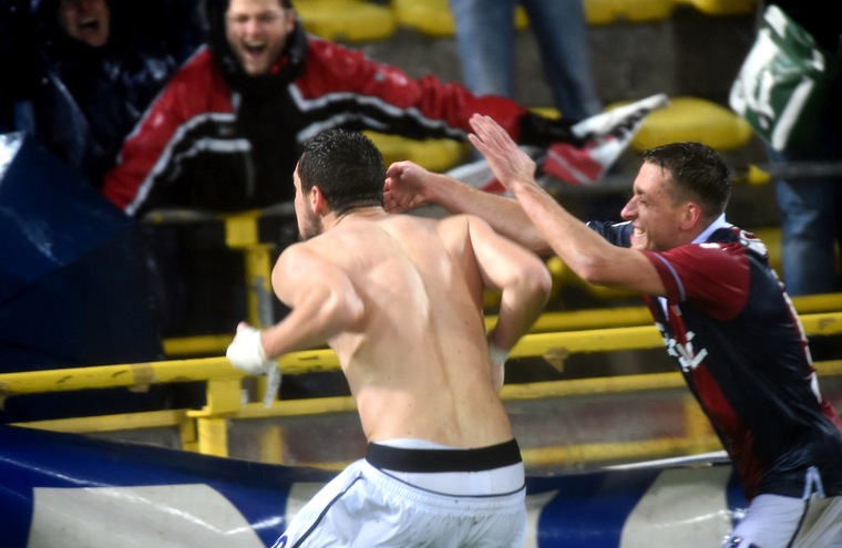 Bologna-Roma 2-2, Destro gol dell'ex nel campo allagato