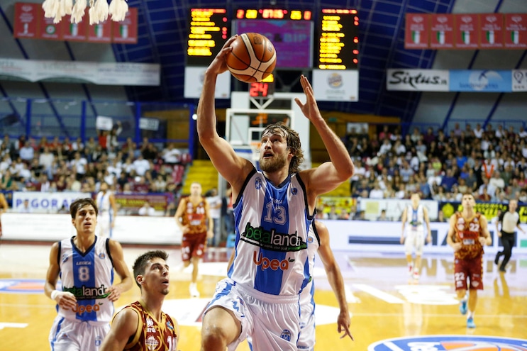 Jasaitis punisce Torino, Cantù ringrazia Hodge