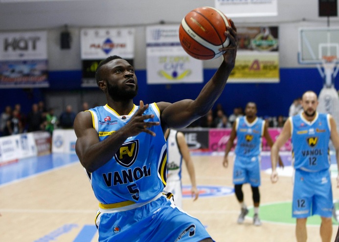 Jerrells, idea Cantù, Adegboye un mese a Caserta