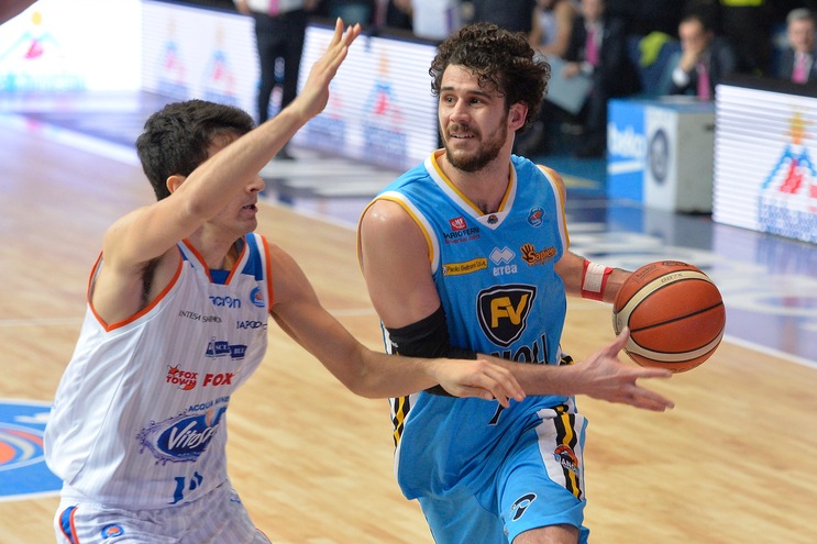 Heslip show inutile: Cremona passa a Cantù