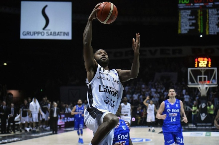 Basket Serie A, Virtus-Pesaro, chi perde è ultimo