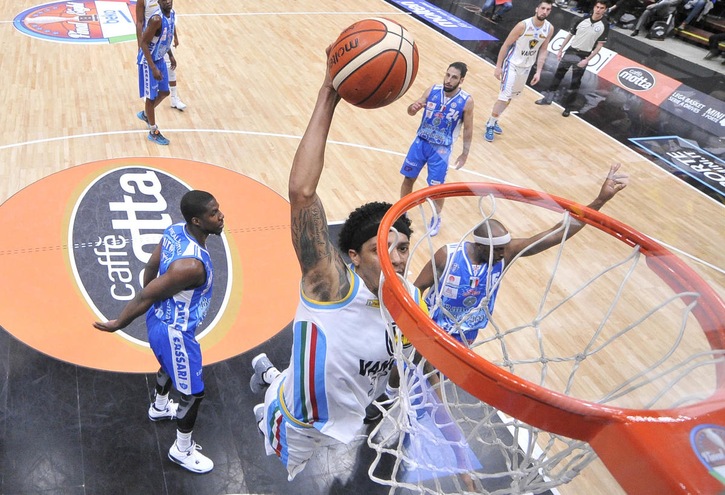 Basket Final Eight, suicidio Sassari, Cremona sogna