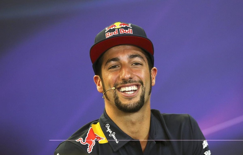 F1 Jones: «Ferrari, nel 2017 ingaggia Riccardo»