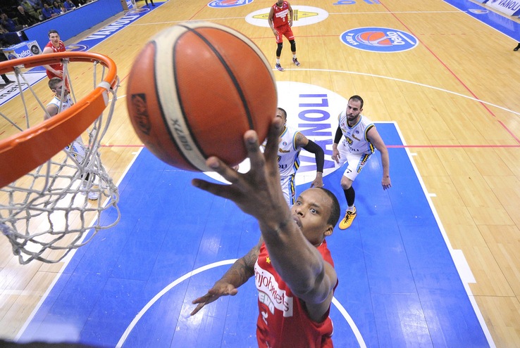 Wayns sbanca Cremona, Varese vede i playoff