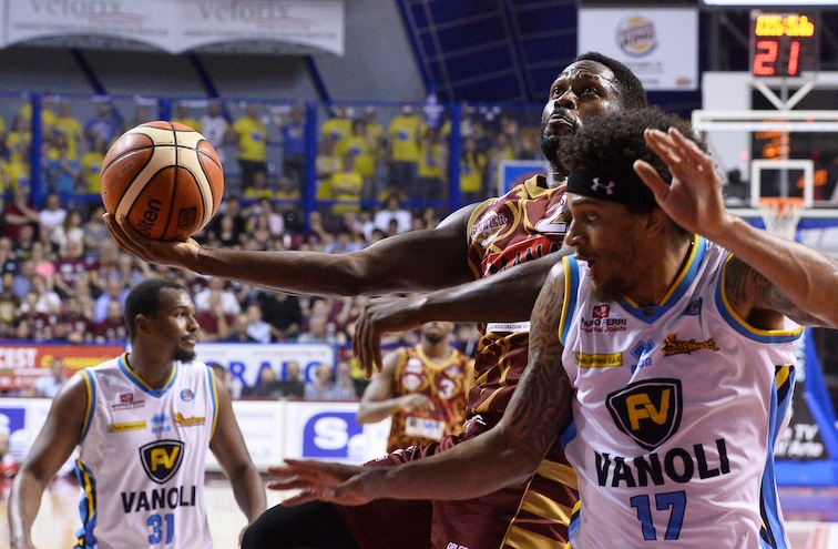 Pargo stende Cremona, Venezia sfida Milano