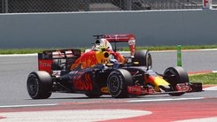 Verstappen nella storia, doppietta amara per Ferrari