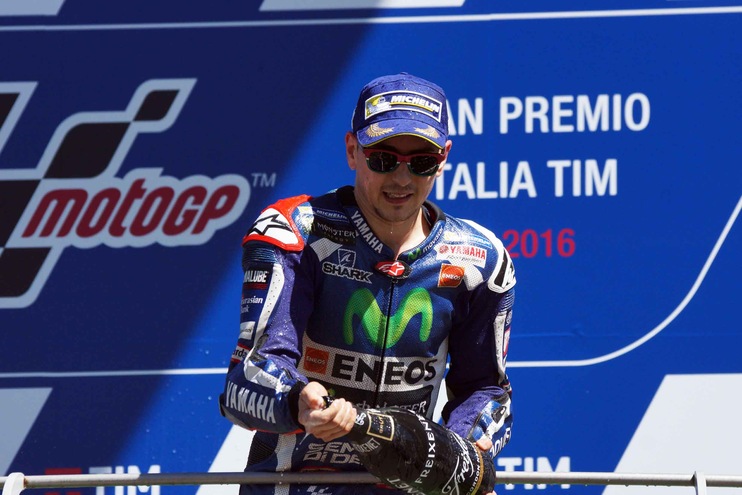 MotoGp, Lorenzo scappa via nelle scommesse sul titolo