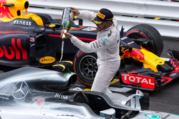 F1, Hamilton recupera in lavagna