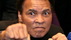 Muhammad Ali: le condizioni si aggravano, famiglia stretta intorno al campione 