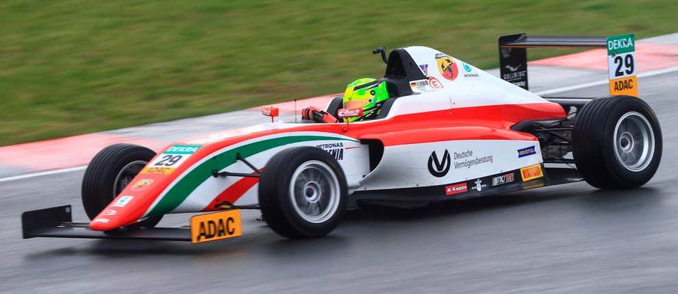 F4, doppietta per Schumi jr