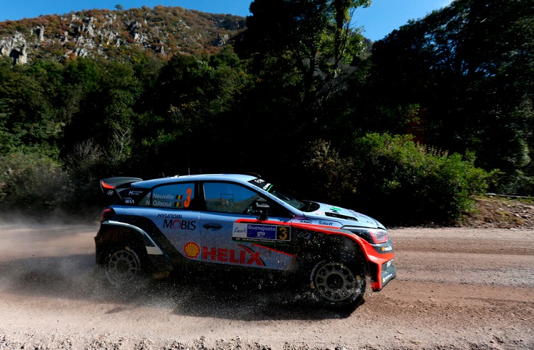 Rally, in Sardegna vince Neuville