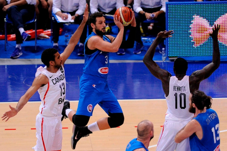 Belinelli, mascella fratturata, ma resta in gruppo