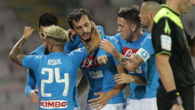 Serie A, Napoli-Chievo 2-0: la Juventus resta a +1 