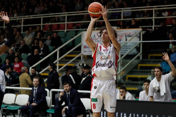 Della Valle sbanca Avellino, Caserta ride con Watt