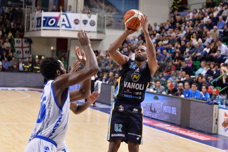 Holloway gela Sassari, Dinamo in piena crisi