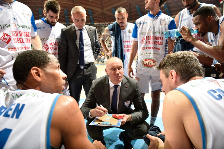 Basket Serie A, Cantù esonera Kurtinaitis