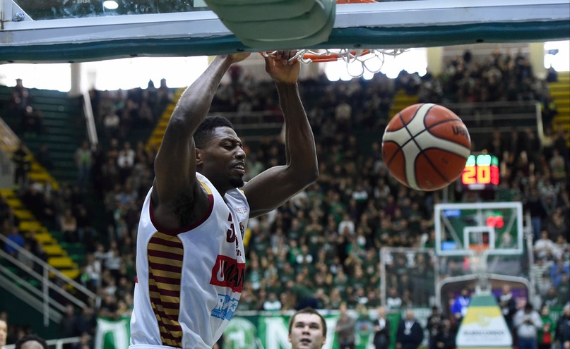 Ejim sbanca Avellino, l'Umana raggiunge la Sidigas