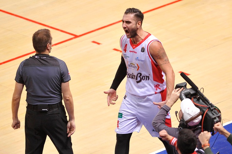 Aradori affonda Milano, Venezia passeggia a Varese