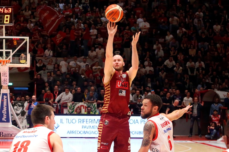 Johnson salva Varese. Venezia di nuovo seconda