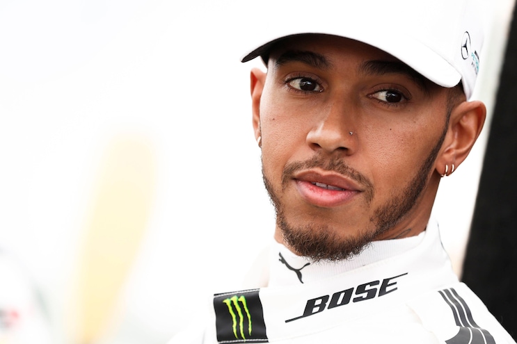 F1, Hamilton: «Credo in Dio, ma esco la sera prima della gara»